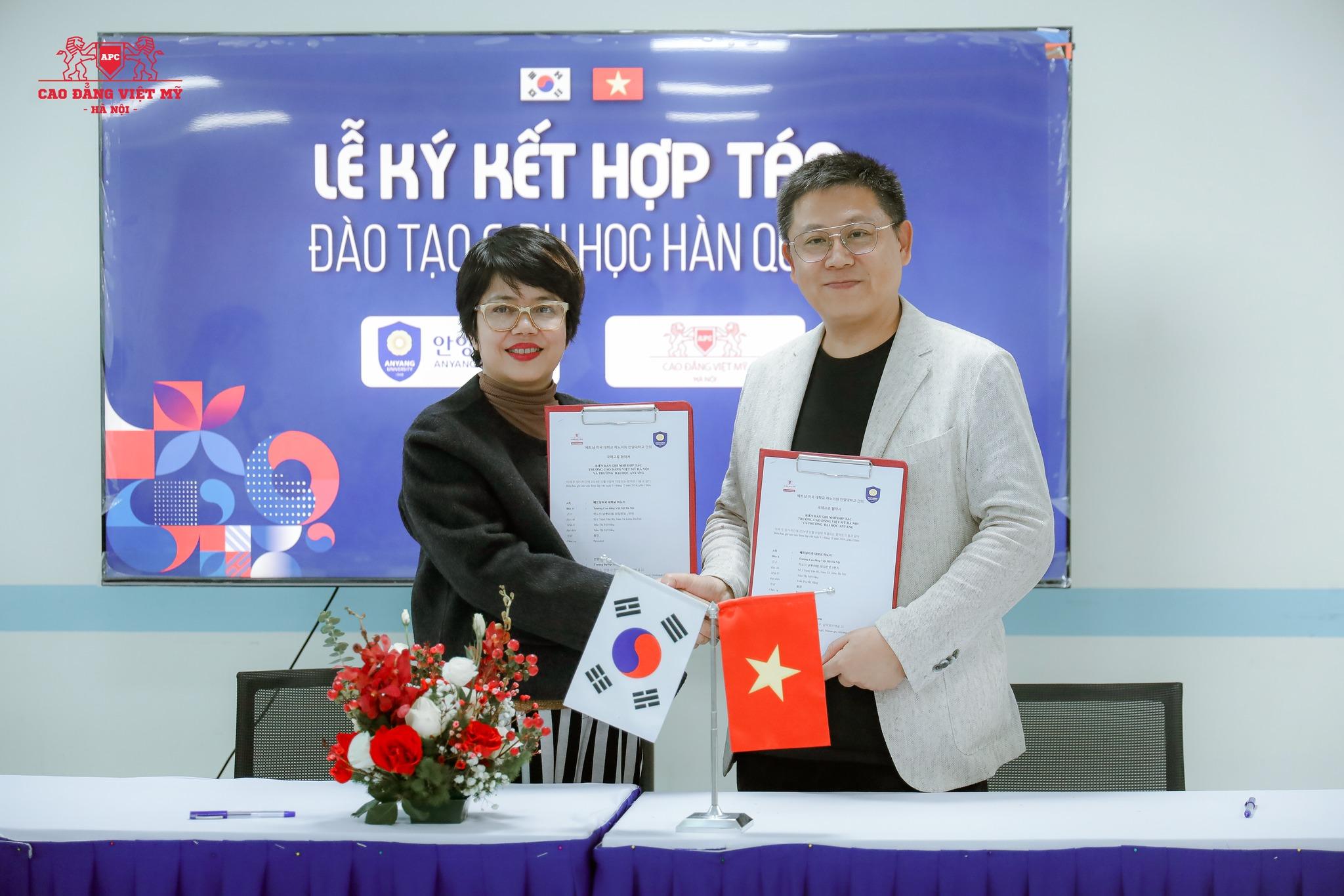 Hiệu trưởng 2 trường ký kết